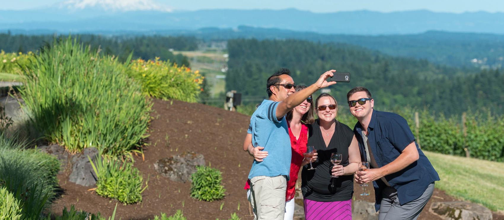 在皮特山葡萄园和酒庄令人惊叹的美景中来张自拍