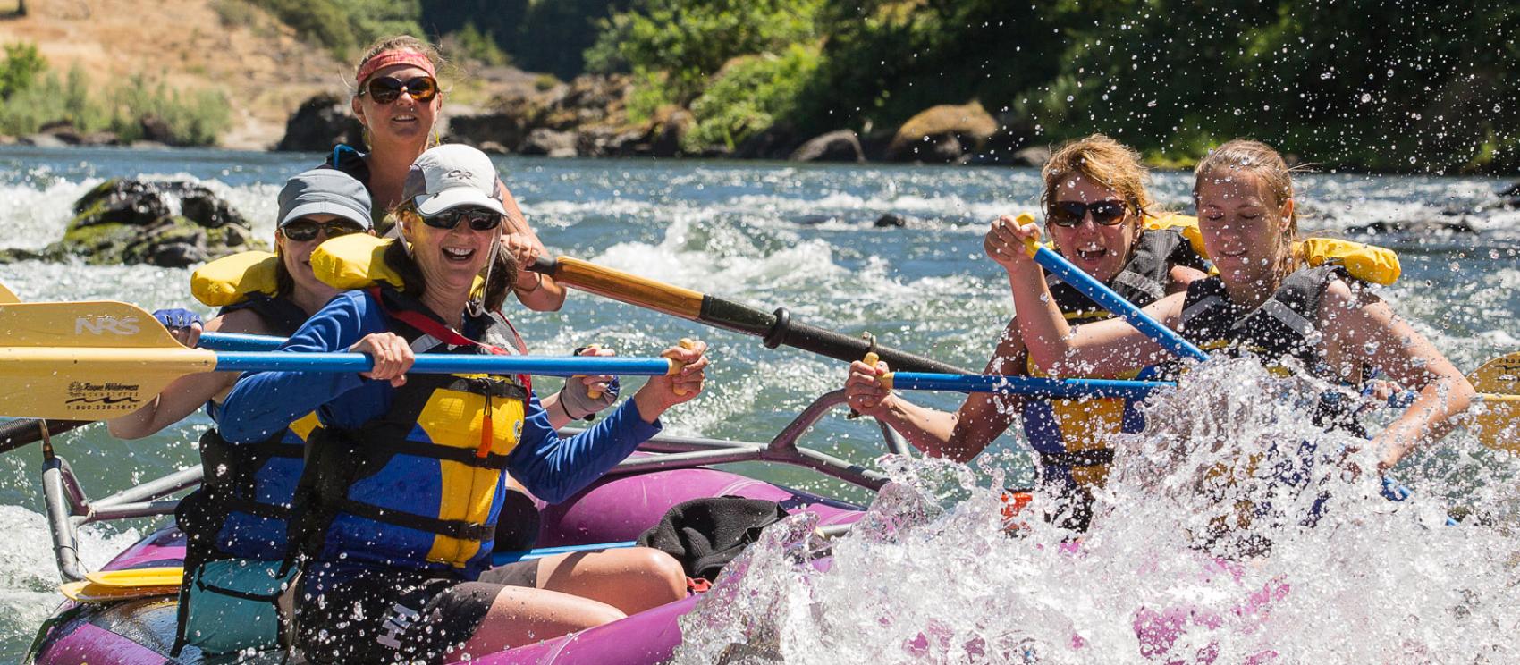 惊险刺激的白水漂流体验