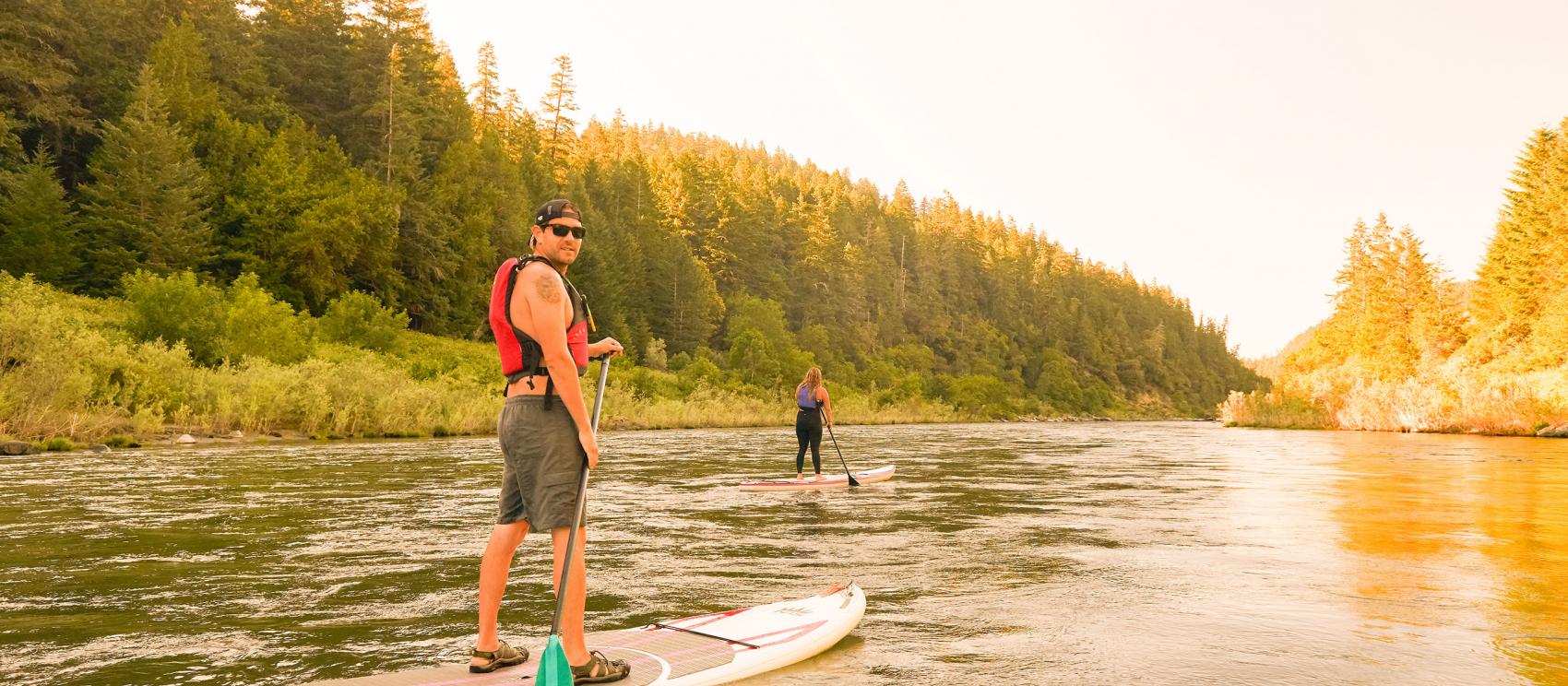 在罗格河上体验桨式冲浪