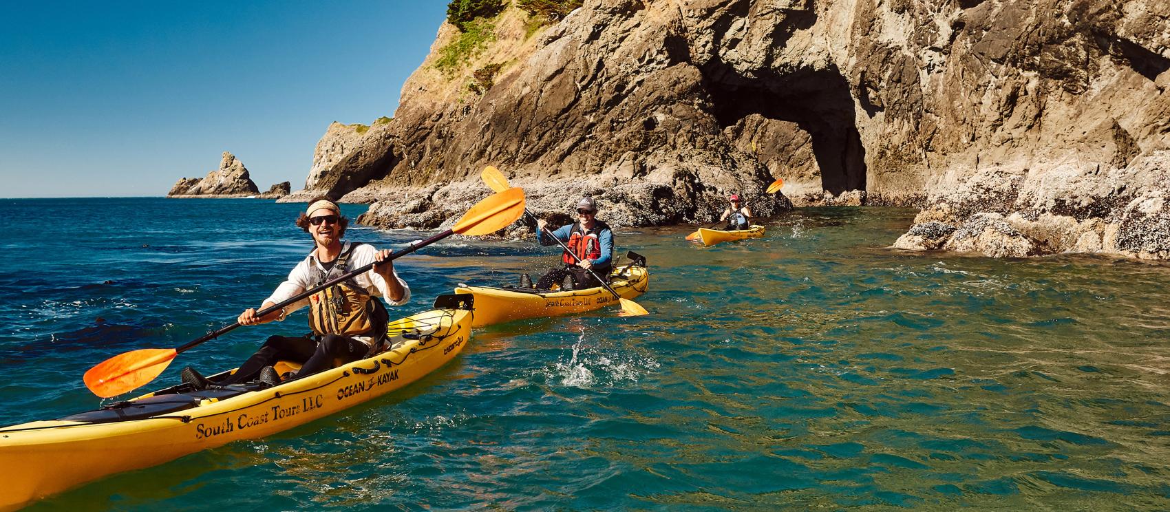 划着皮划艇从地势崎岖的俄勒冈州奥福德港海岸启航