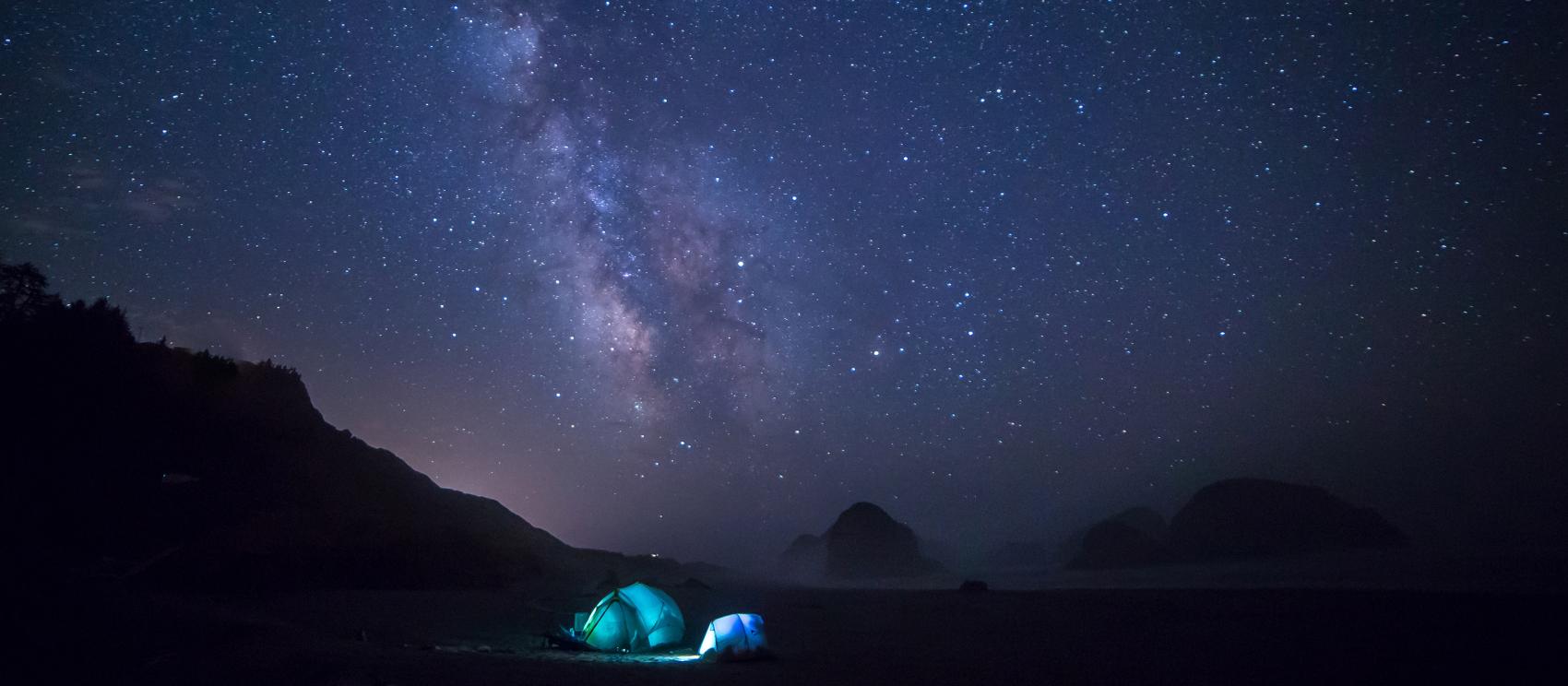 在南部海岸的满天星辰下露营