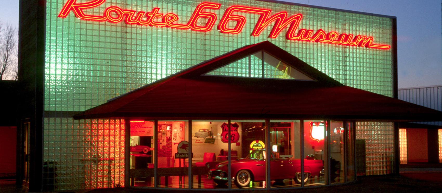 柯林顿镇上 66 号公路博物馆的霓虹灯光 柯林顿镇上 66 号公路博物馆的霓虹灯光