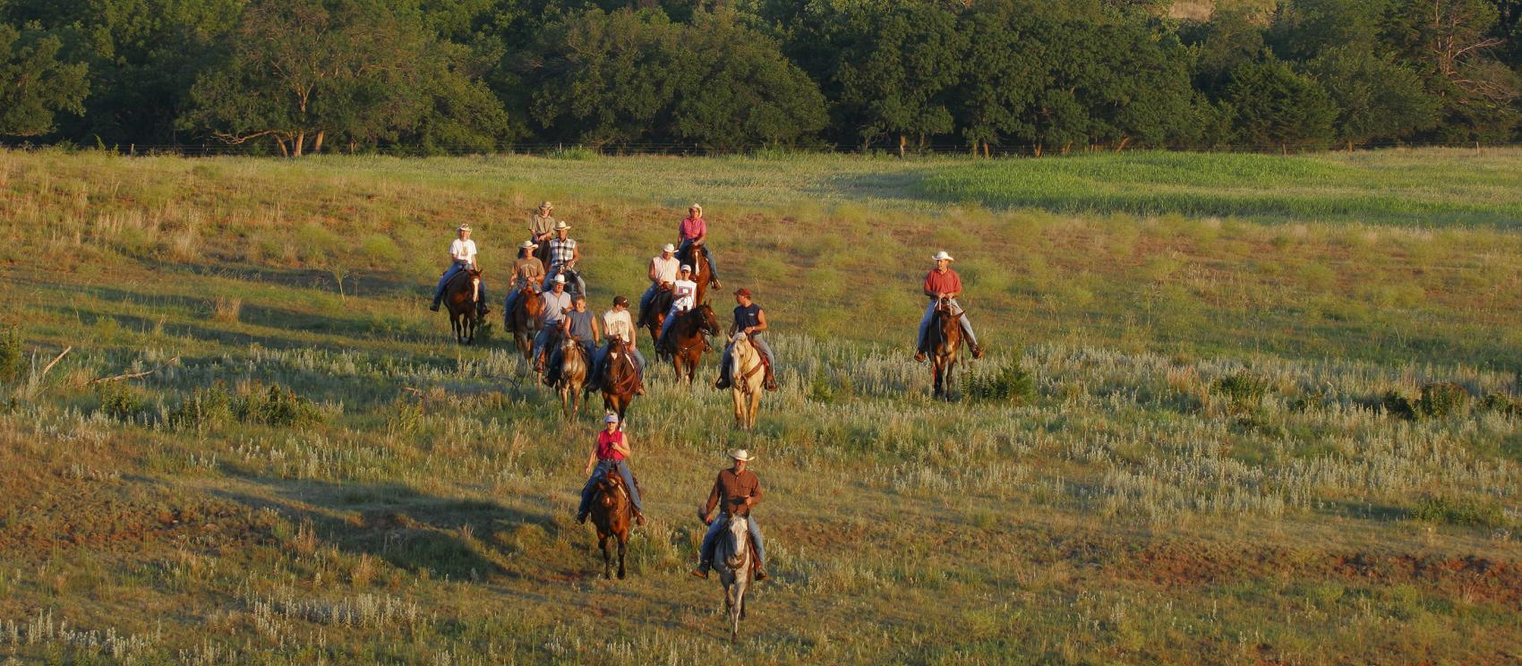 在麦迪森劳治的 Gyp Hills 观光牧场体验休闲的组团骑行