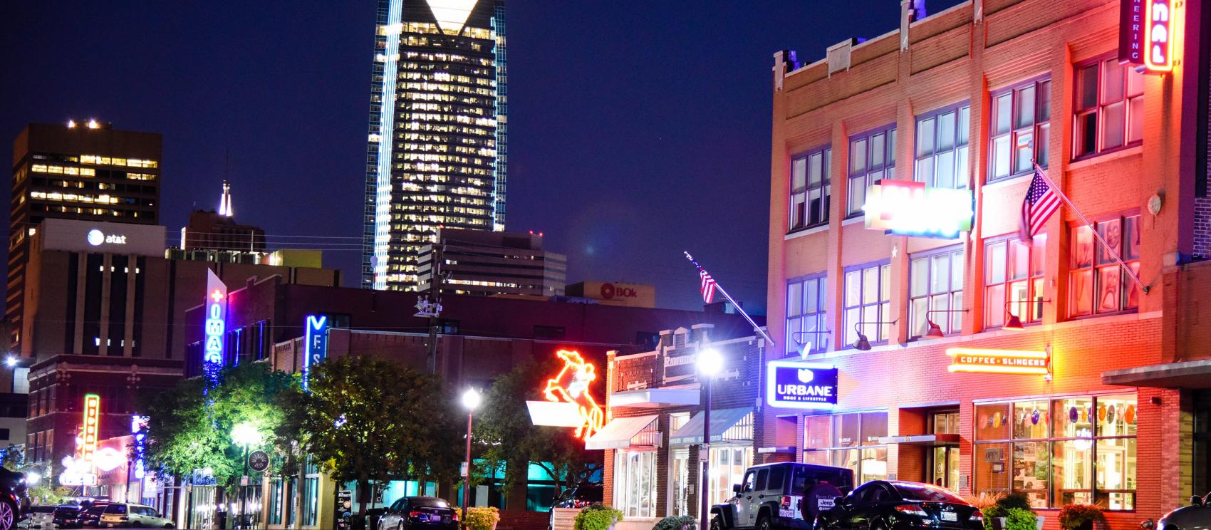 俄克拉荷马城 Automobile Alley 霓虹闪烁的夜景 俄克拉荷马城 Automobile Alley 霓虹闪烁的夜景