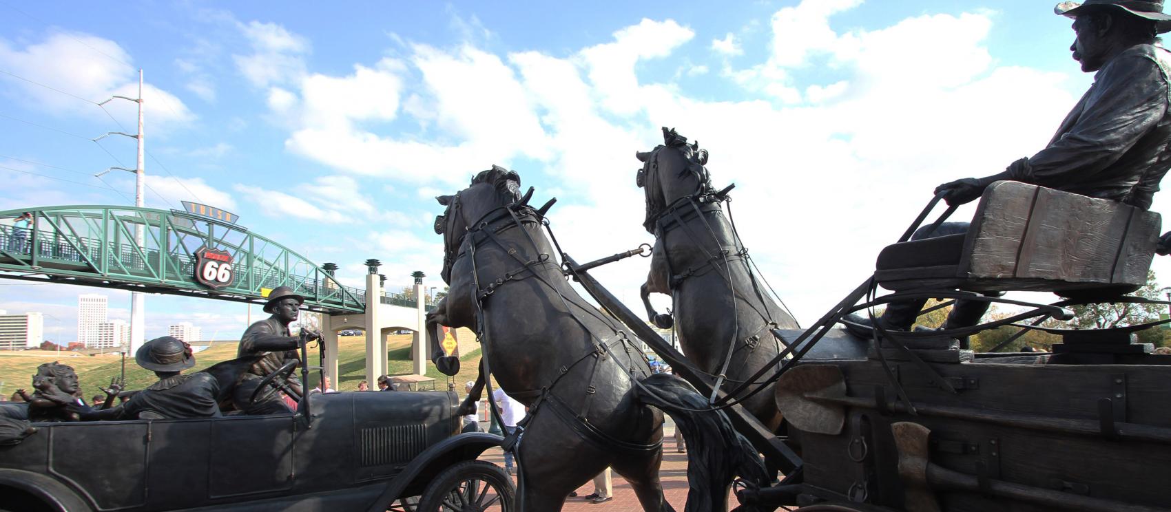 塔尔萨 66 号公路中点处设立的“东西相遇”雕塑:一辆马车与一辆轿车的相遇 塔尔萨 66 号公路中点处设立的“东西相遇”雕塑:一辆马车与一辆轿车的相遇