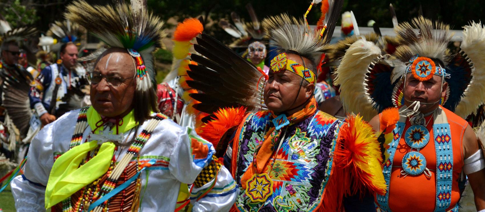 迈阿密 Quapaw Powwow 祈祷仪式上聚集一堂的部落 迈阿密 Quapaw Powwow 祈祷仪式上聚集一堂的部落