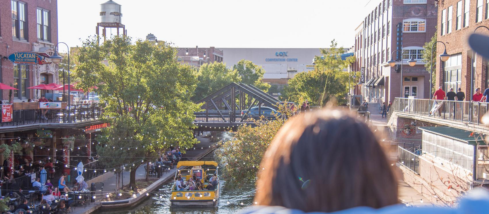 俯瞰俄克拉荷马城 Bricktown Canal 区的欢庆活动 俯瞰俄克拉荷马城 Bricktown Canal 区的欢庆活动