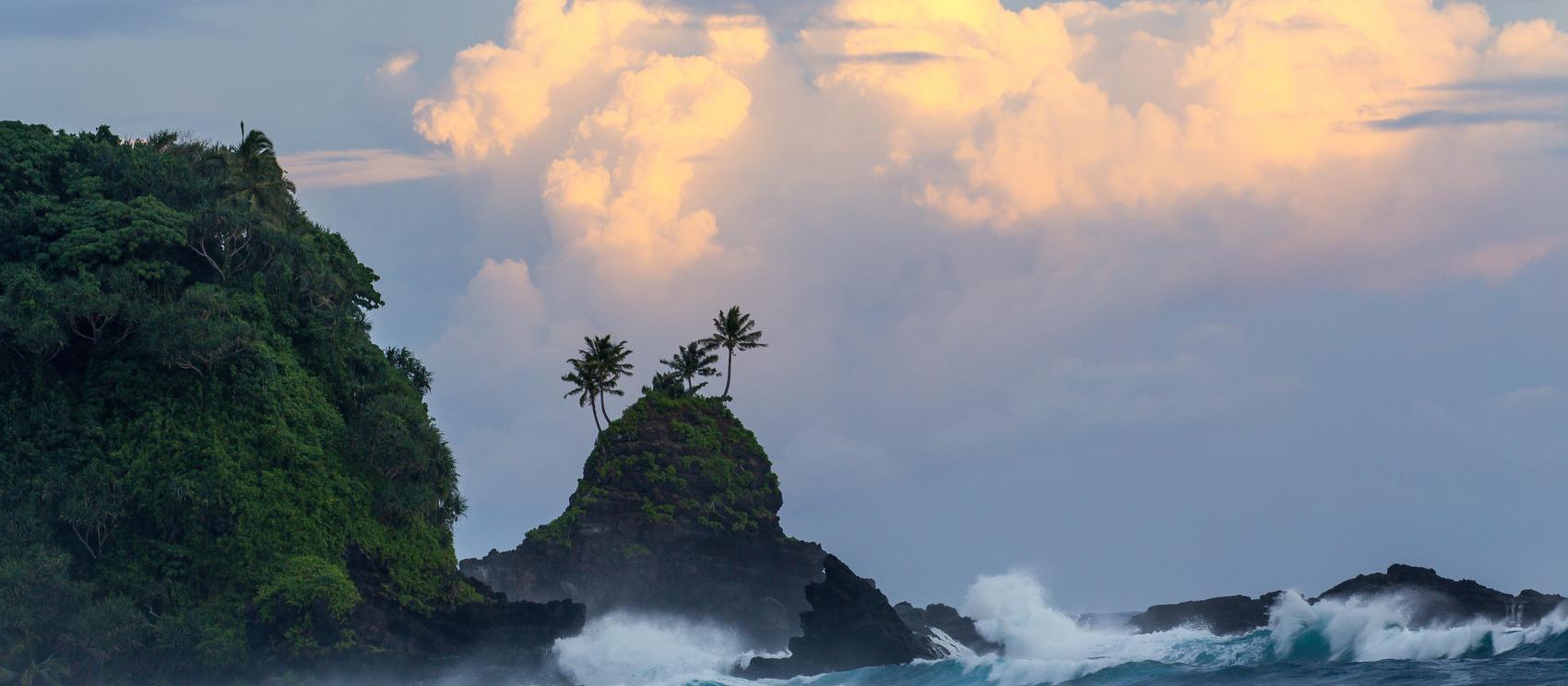 环绕在葱郁群山中的帕果帕果港