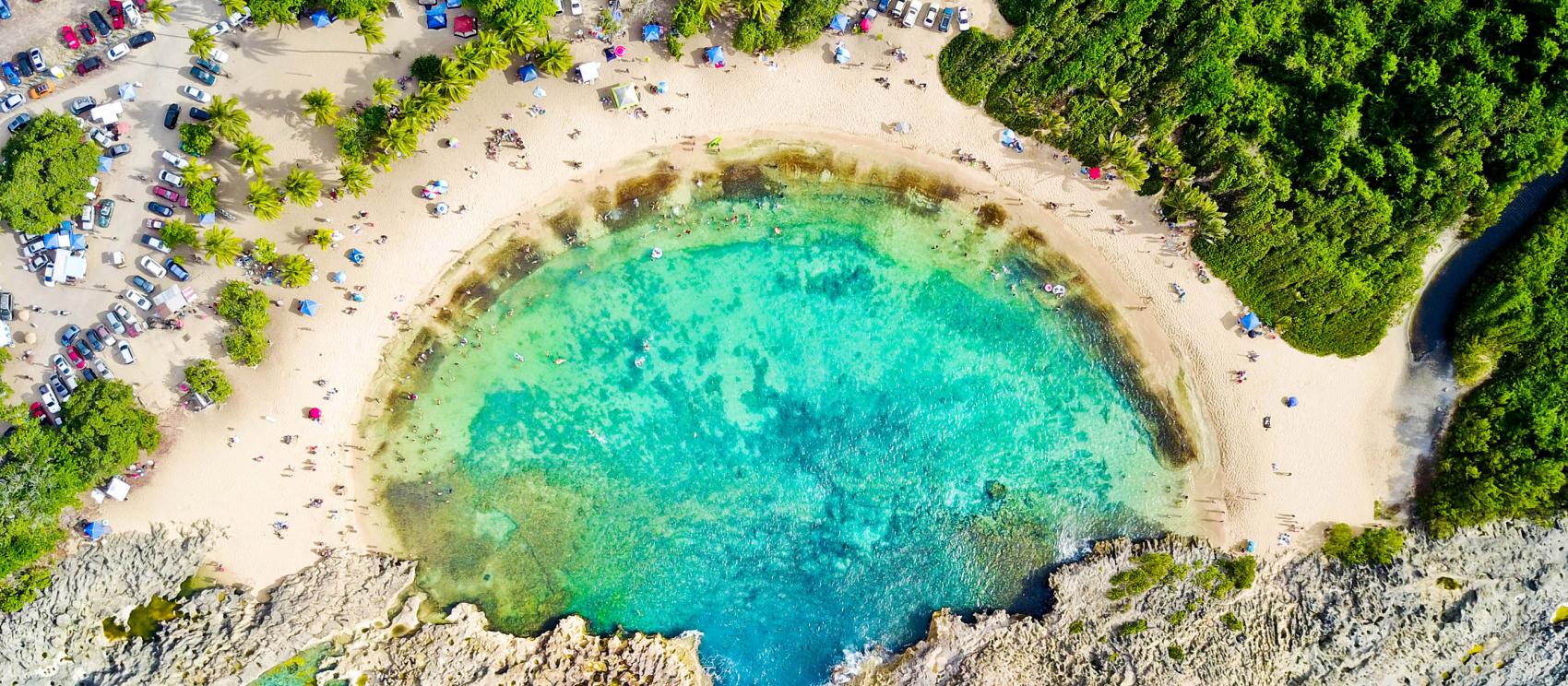 Mar Chiquita 海滩鸟瞰图，这是悬崖中的天然缺口形成的池状海滩