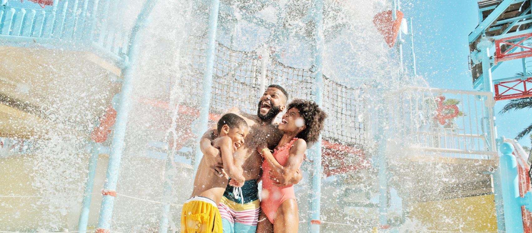 在瑞尤尼度假村水上乐园溅起浪花一朵朵