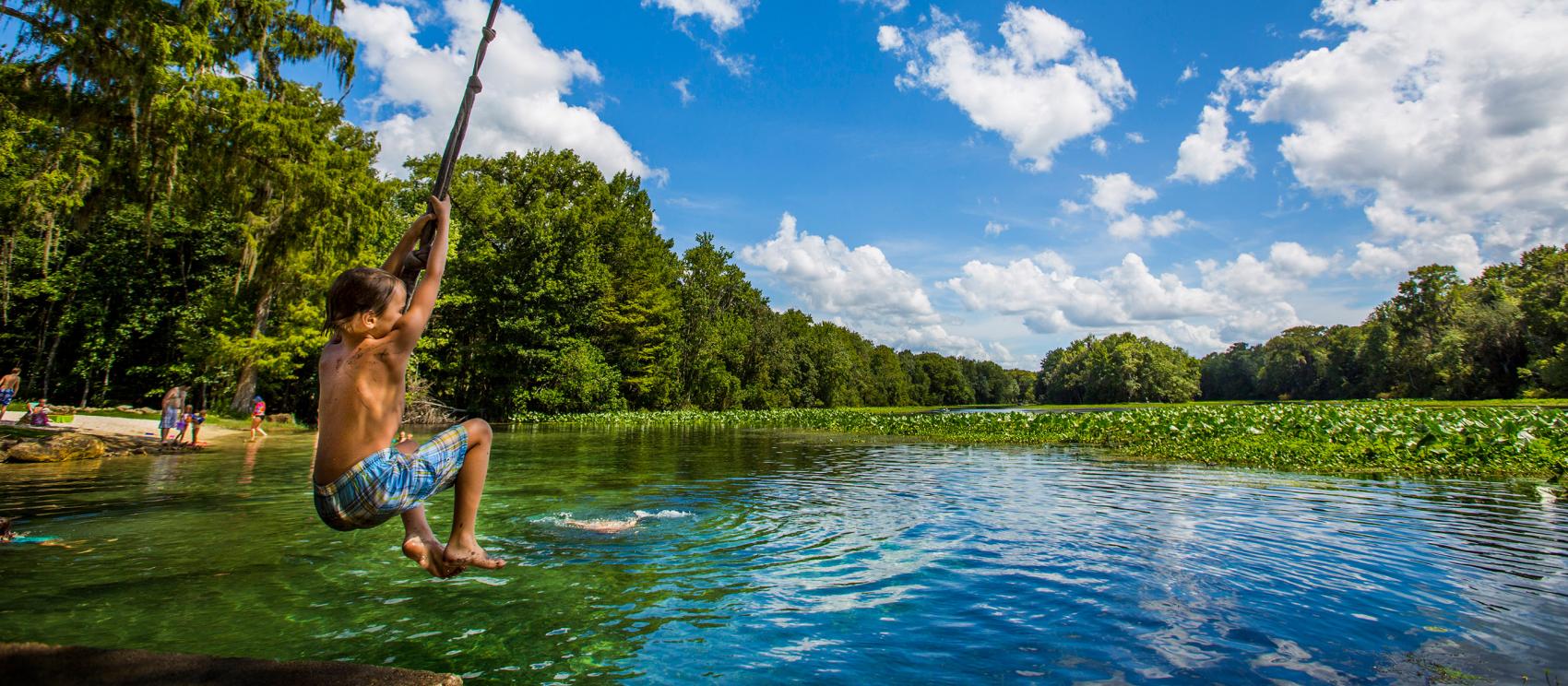 沃西萨河上的夏日趣味活动