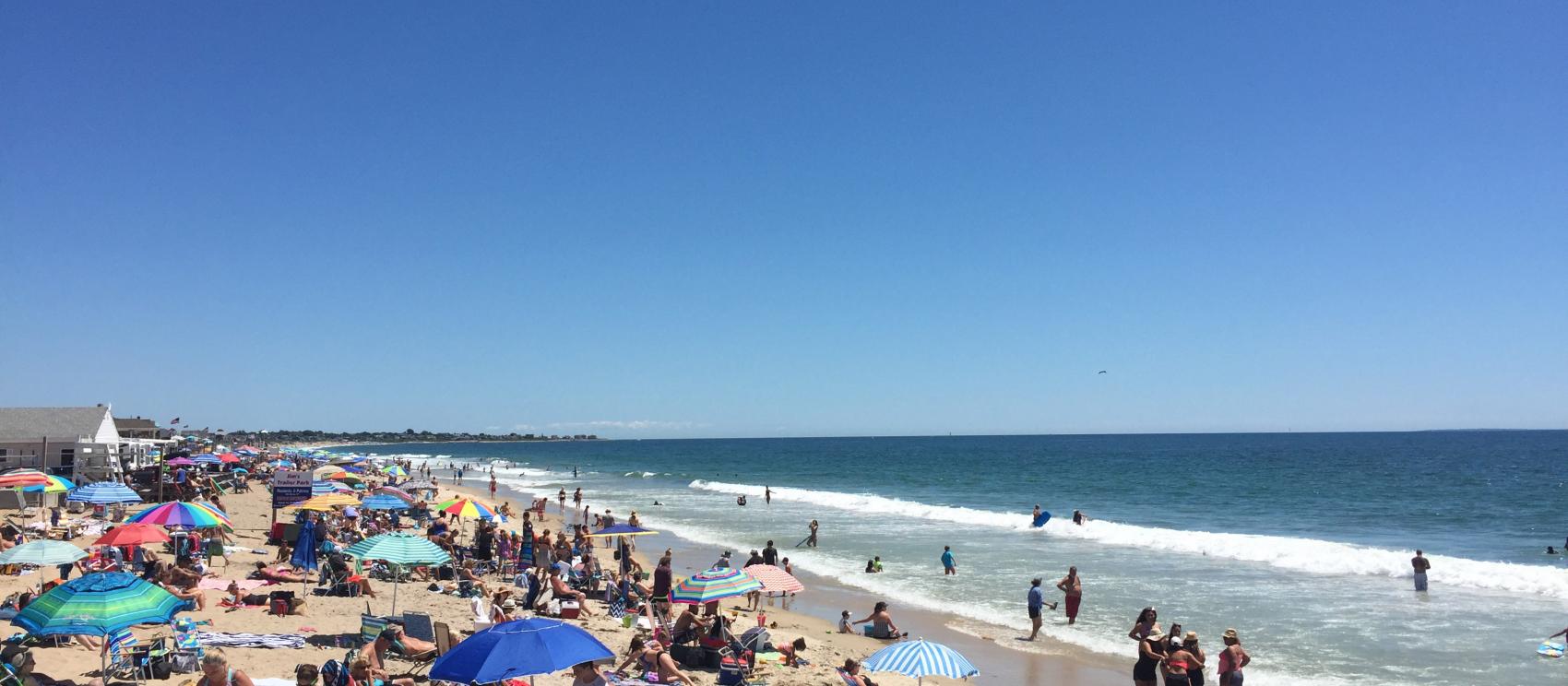 在米斯奎米库特州立海滩度过夏日的一天 在米斯奎米库特州立海滩度过夏日的一天