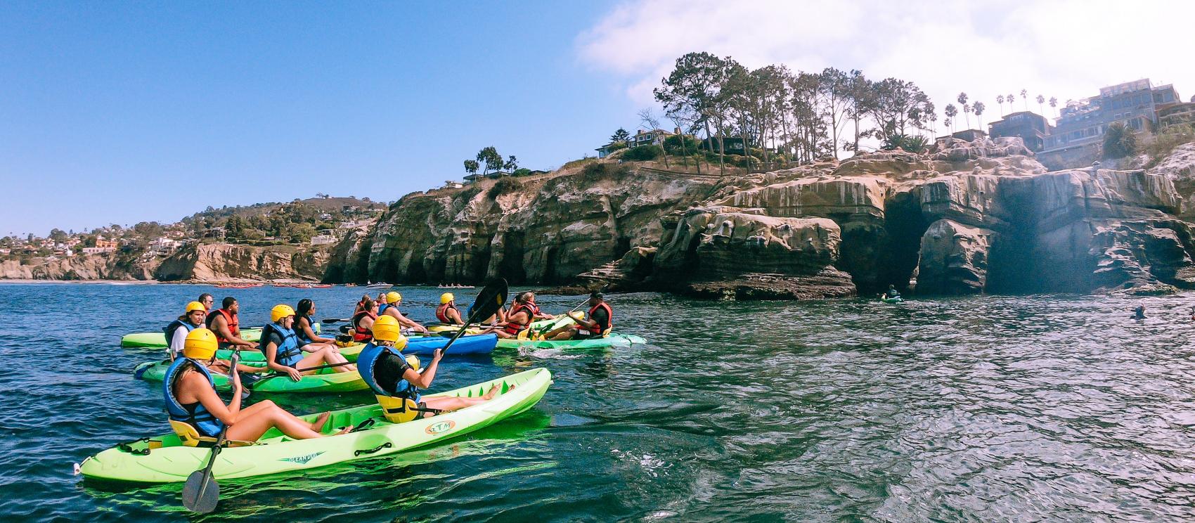 划着皮划艇从圣地亚哥拉荷亚海岸启航 划着皮划艇从圣地亚哥拉荷亚海岸启航