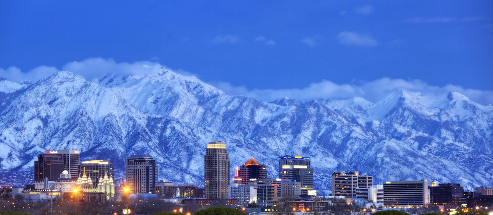 盐湖城天际线和白雪覆盖的瓦萨奇山脉 盐湖城天际线和白雪覆盖的瓦萨奇山脉