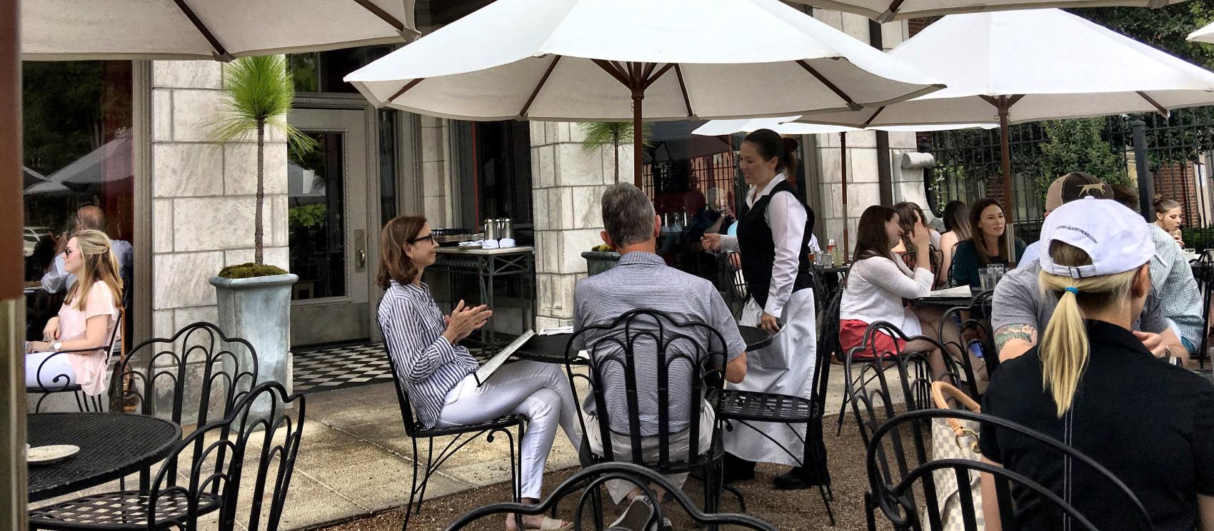 在伯明翰 Bottega 餐厅室外用餐 在伯明翰 Bottega 餐厅室外用餐