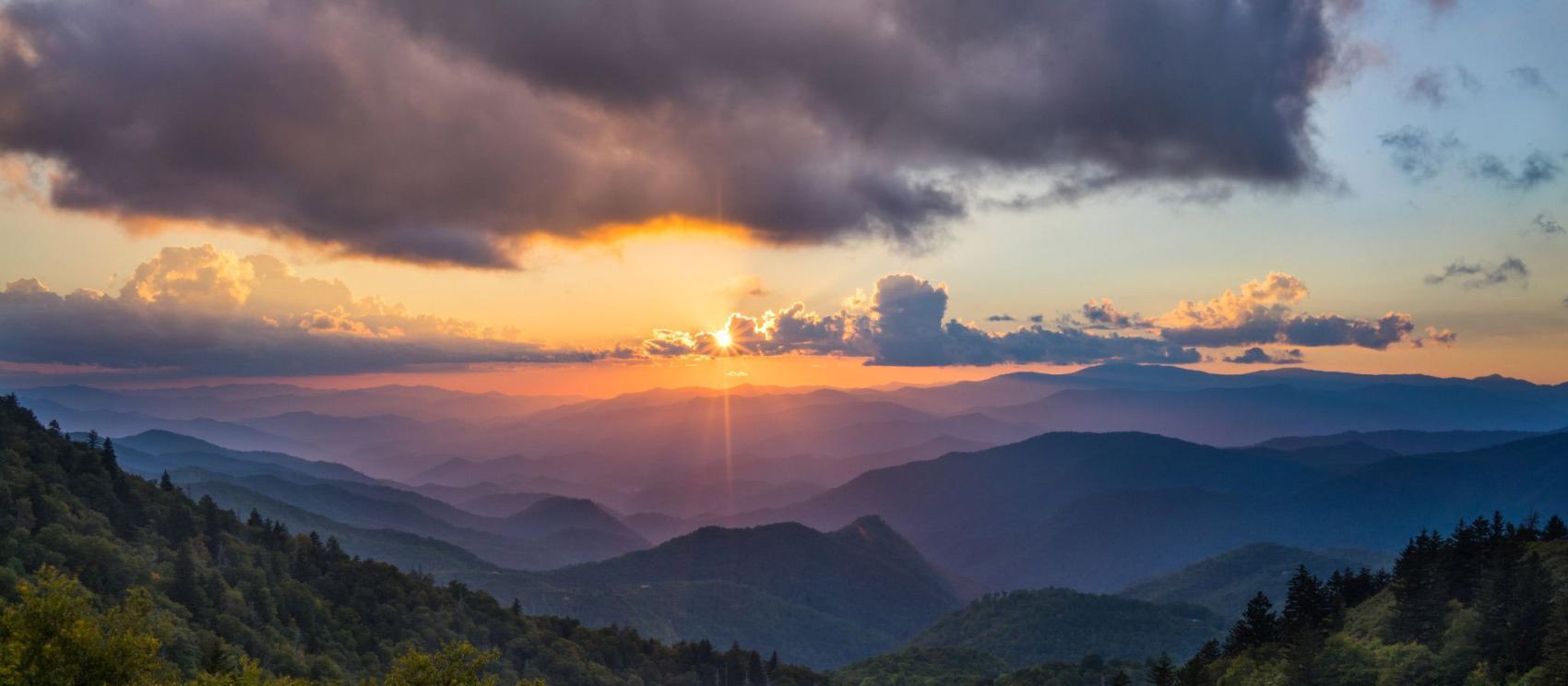 从蓝岭公路 (Blue Ridge Parkway) 边的 Woolyback Overlook 眺望台看日落 从蓝岭公路 (Blue Ridge Parkway) 边的 Woolyback Overlook 眺望台看日落