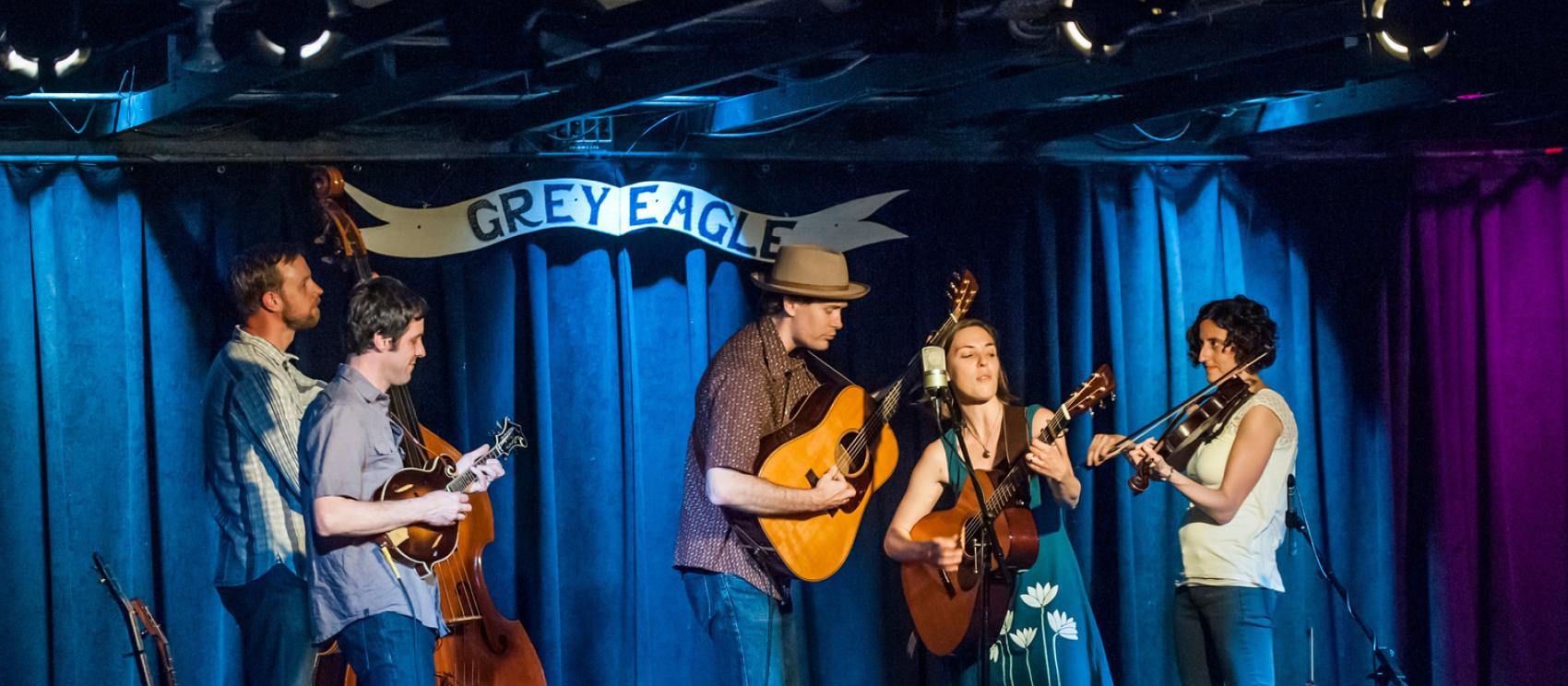 Zoe & Cloyd 在阿什维尔的 Grey Eagle 餐厅进行现场表演 Zoe & Cloyd 在阿什维尔的 Grey Eagle 餐厅进行现场表演