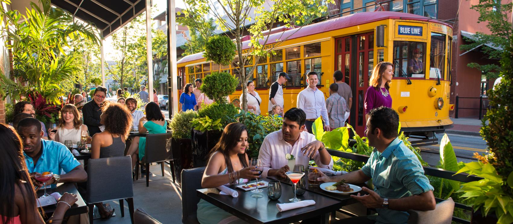河边的轨道自动车，停靠在小石城河畔市场附近一家餐馆的旁边