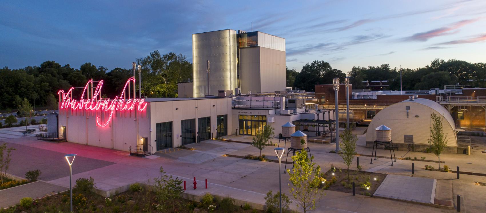 本顿维尔现代艺术旅游景点，瞬间艺廊外部的灯光雕塑作品