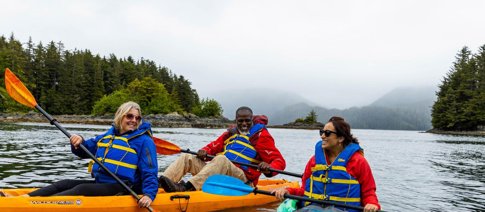 在大雾笼罩下的锡特卡划独木舟