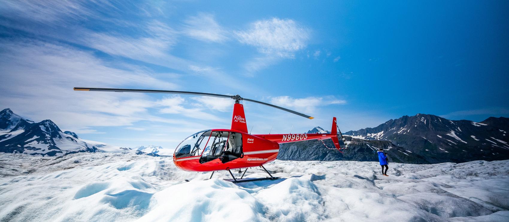 乘坐直升机游览楚加奇山脉的克尼克冰川