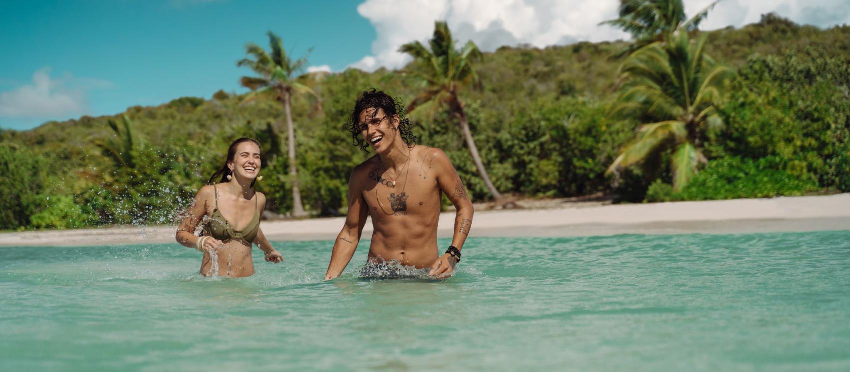 在平静的绿色水域戏水