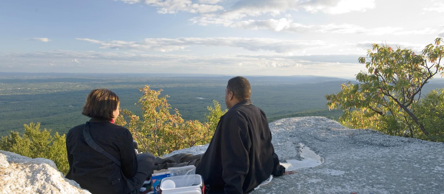在明尼瓦斯卡州立公园 Sam's Point 保护区，面向卡茨基尔山脉享受野餐