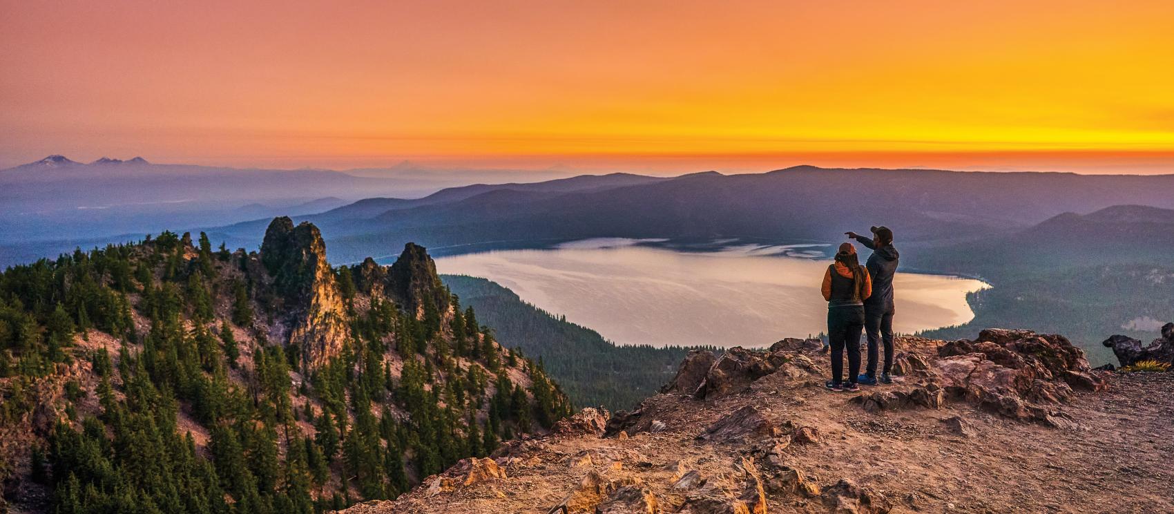 纽贝里国家火山纪念地内宝琳娜湖的日落盛景