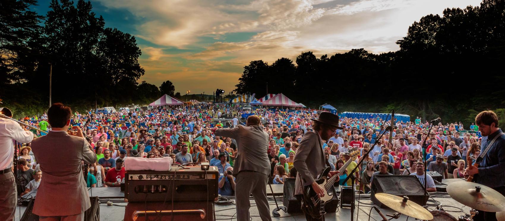 在萨默塞特音乐大师节上庆祝蓝草音乐