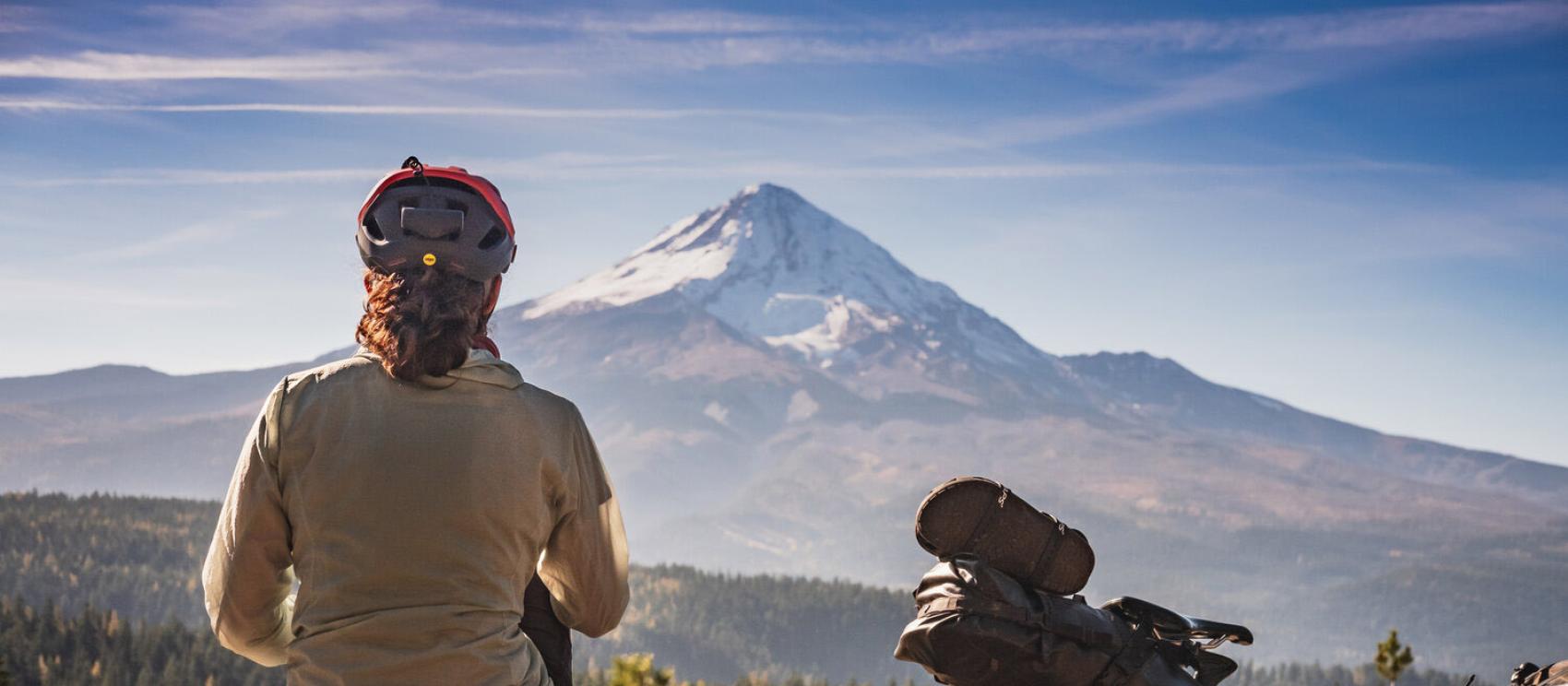 沿着哥伦比亚河谷东岸的自行车道欣赏胡德山的壮丽景色