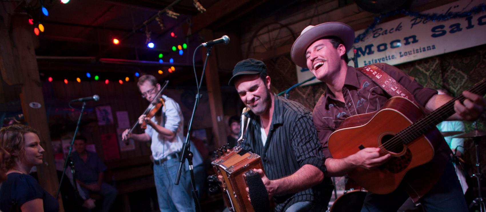 在 Blue Moon Saloon 小酒馆创作音乐