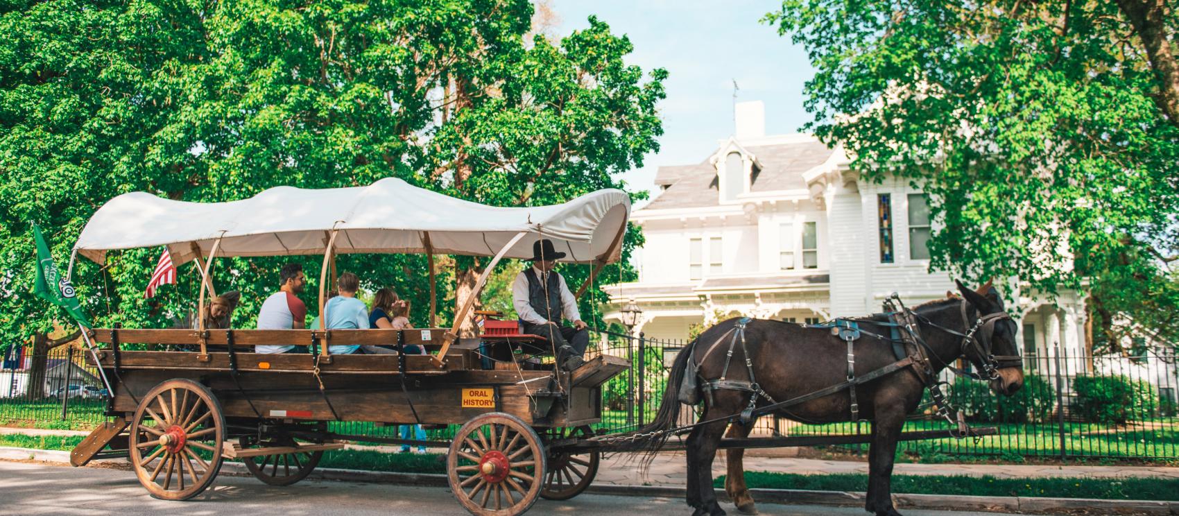 在独立城乘坐有篷马车参加 Pioneer Trails Adventures 探险之旅