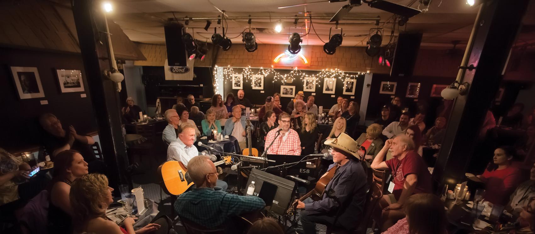 在纳什维尔富有传奇色彩的 Bluebird Cafe 咖啡馆观赏现场音乐表演 在纳什维尔富有传奇色彩的 Bluebird Cafe 咖啡馆观赏现场音乐表演