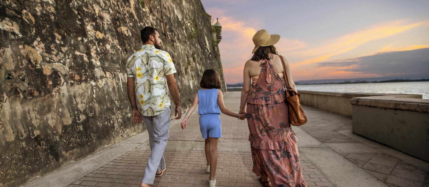 漫步于圣胡安历史悠久的海滨街道