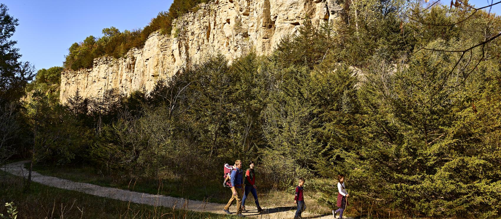 徒步经过迪比克 Mines of Spain Recreation Area 的石灰岩悬崖 徒步经过迪比克 Mines of Spain Recreation Area 的石灰岩悬崖