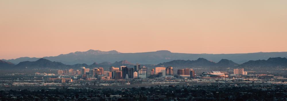 亚利桑那州凤凰城天际线上方的日出美景