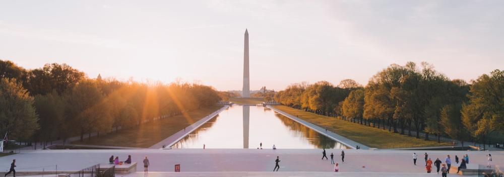 以华盛顿州华盛顿纪念碑为背景的艳阳高照的国家广场