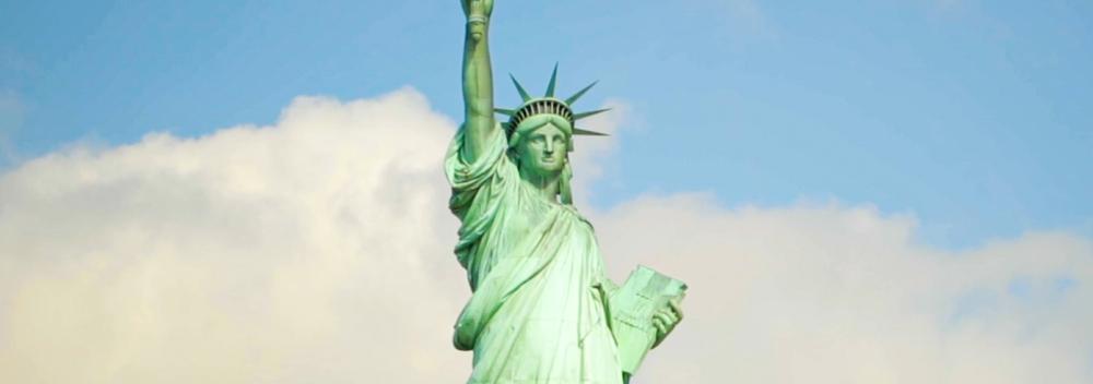 白云环绕的纽约市自由女神像