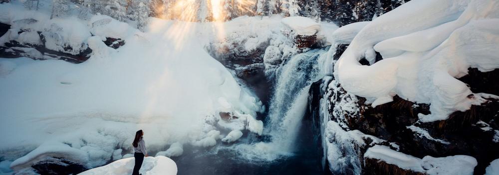 在怀俄明州黄石国家公园内欣赏冬日瀑布景致