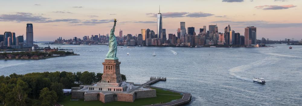 纽约州纽约市自由女神像的迷人天际线