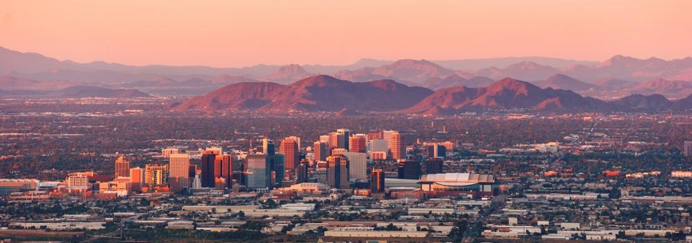 亚利桑那州凤凰城天际线上方的日出美景