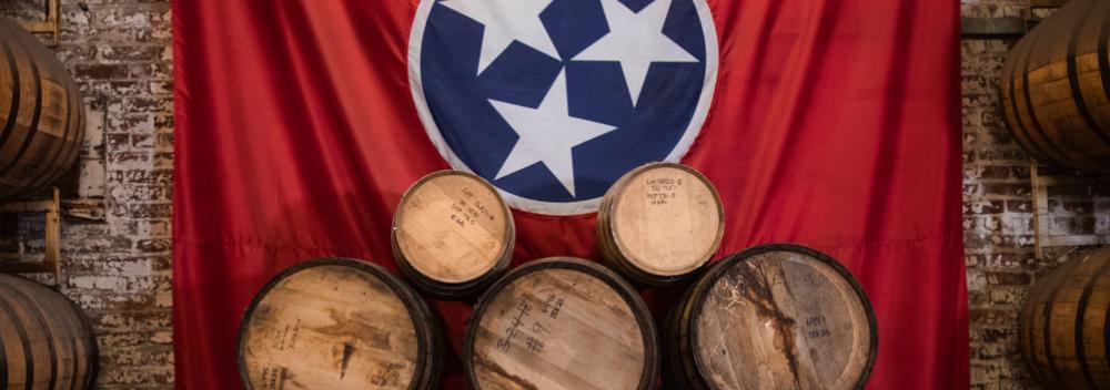 一桶桶的威士忌和田纳西州州旗