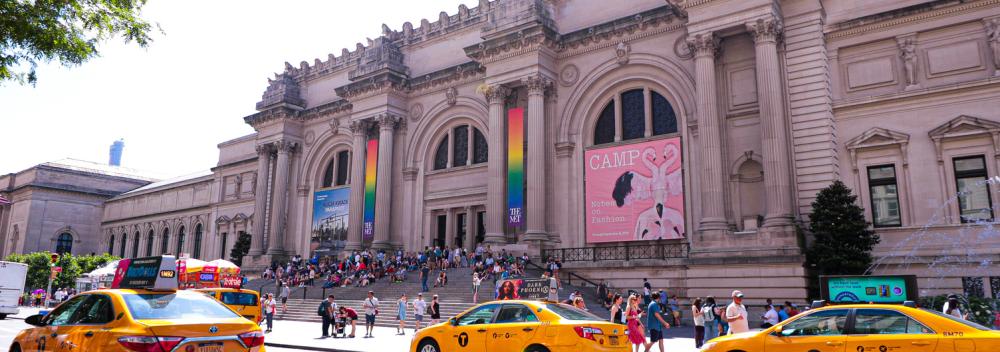 纽约市大都会艺术博物馆前的出租车