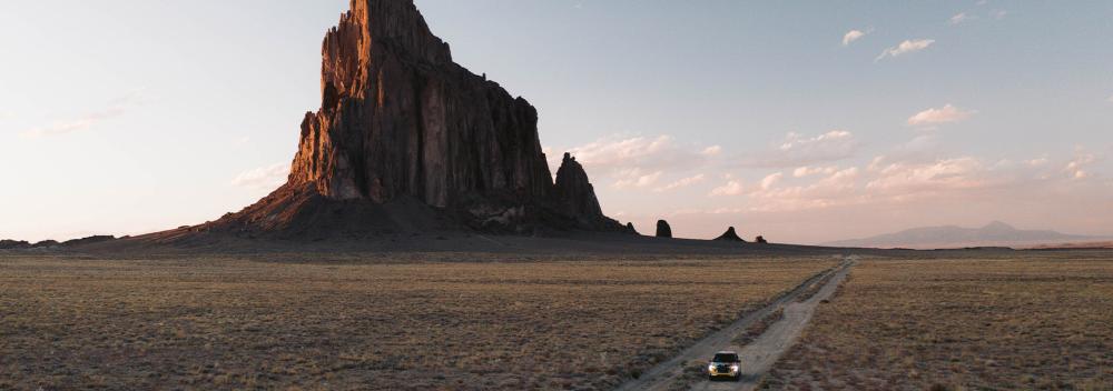 新墨西哥州圣胡安县纳瓦霍族保留地矗立在沙漠平原上方的船石