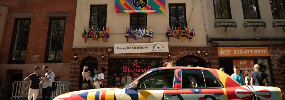 停靠在历史悠久的石墙旅馆前的 United Stories 创作实验室汽车——1969 年这里发生的骚乱曾经引发了同性恋平权运动