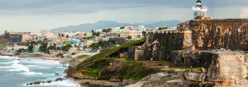 波多黎各圣胡安圣费利佩海角城堡和 La Perla 街区的迷人景象