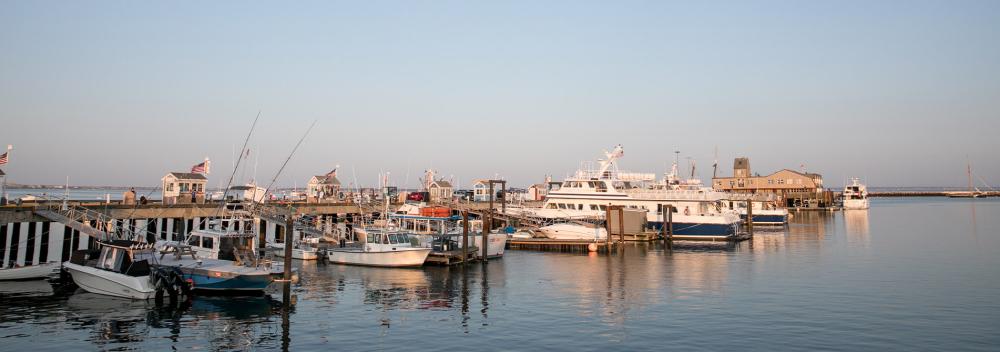 马萨诸塞州普罗温斯敦麦克米兰码头停靠的渔船