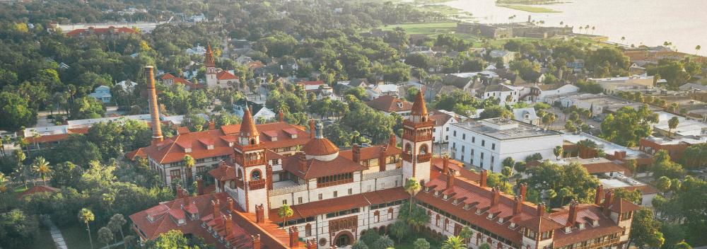 鸟瞰佛罗里达州圣奥古斯丁的弗拉格勒学院以及远处圣马科斯城堡的迷人景象
