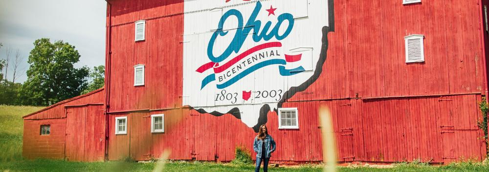 在红色谷仓一侧的“俄亥俄州二百周年纪念”壁画旁来张自拍