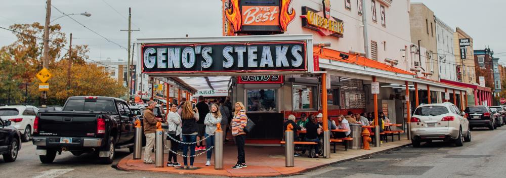 宾夕法尼亚州费城的 Geno’s Steaks 餐厅，顾客正在排队等候费城奶酪牛肉三明治